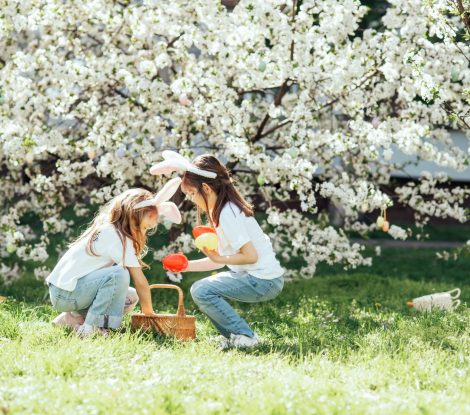 Easter,Egg,Hunt,Concept.,Easter,Celebration.,Children,Gathering,Colorful,Eggs